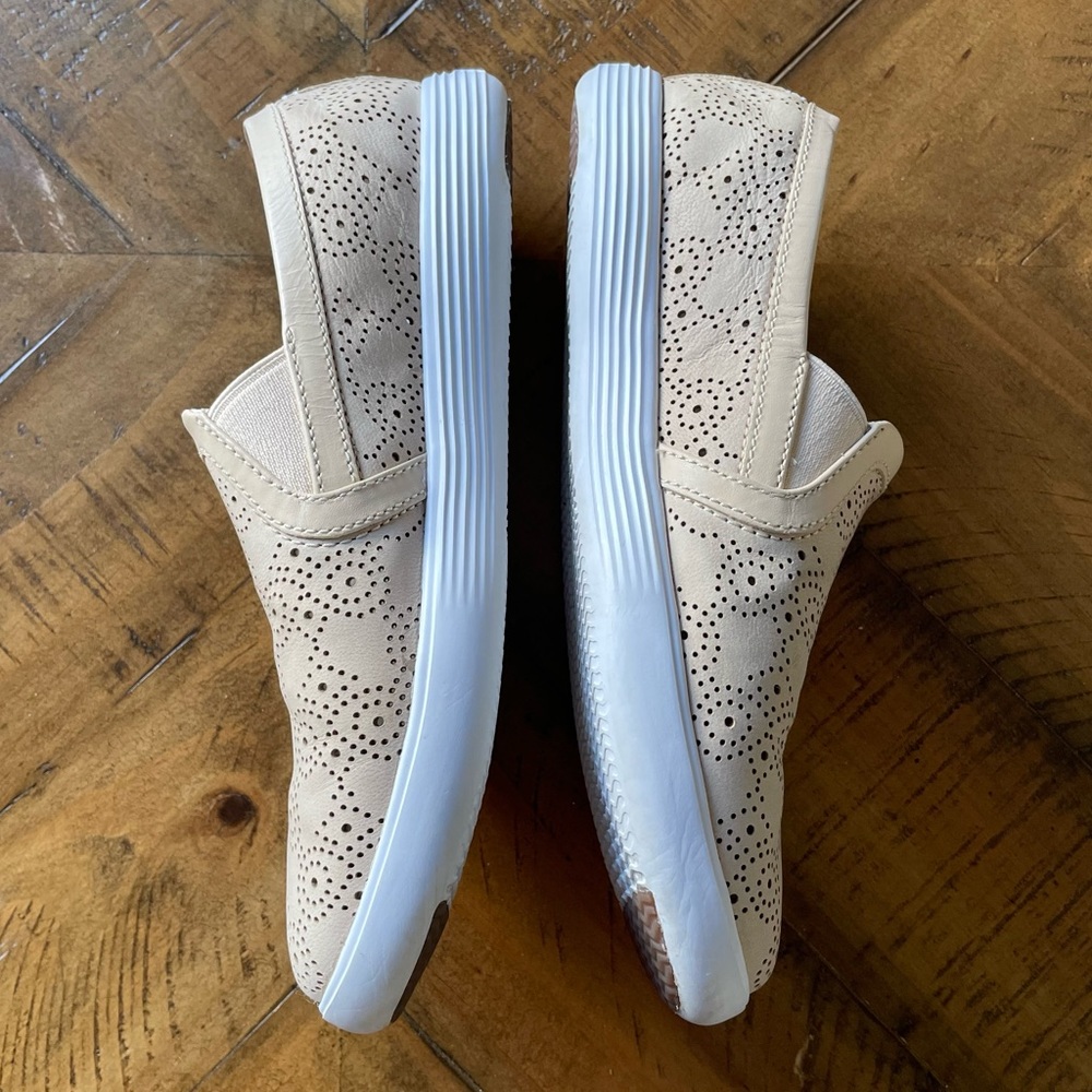 Cole Haan Grand Os Crosscourt Sand Cream Laser Cutout Slip on Flats Size 6.5